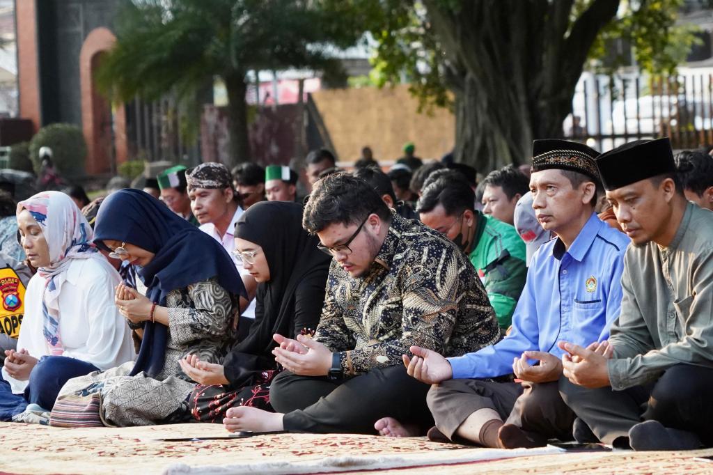 Gelar Doa Bersama di Depan Pemkab Kediri, Mas Dhito: Jangan Berlarut dalam&nbsp;Kesedihan