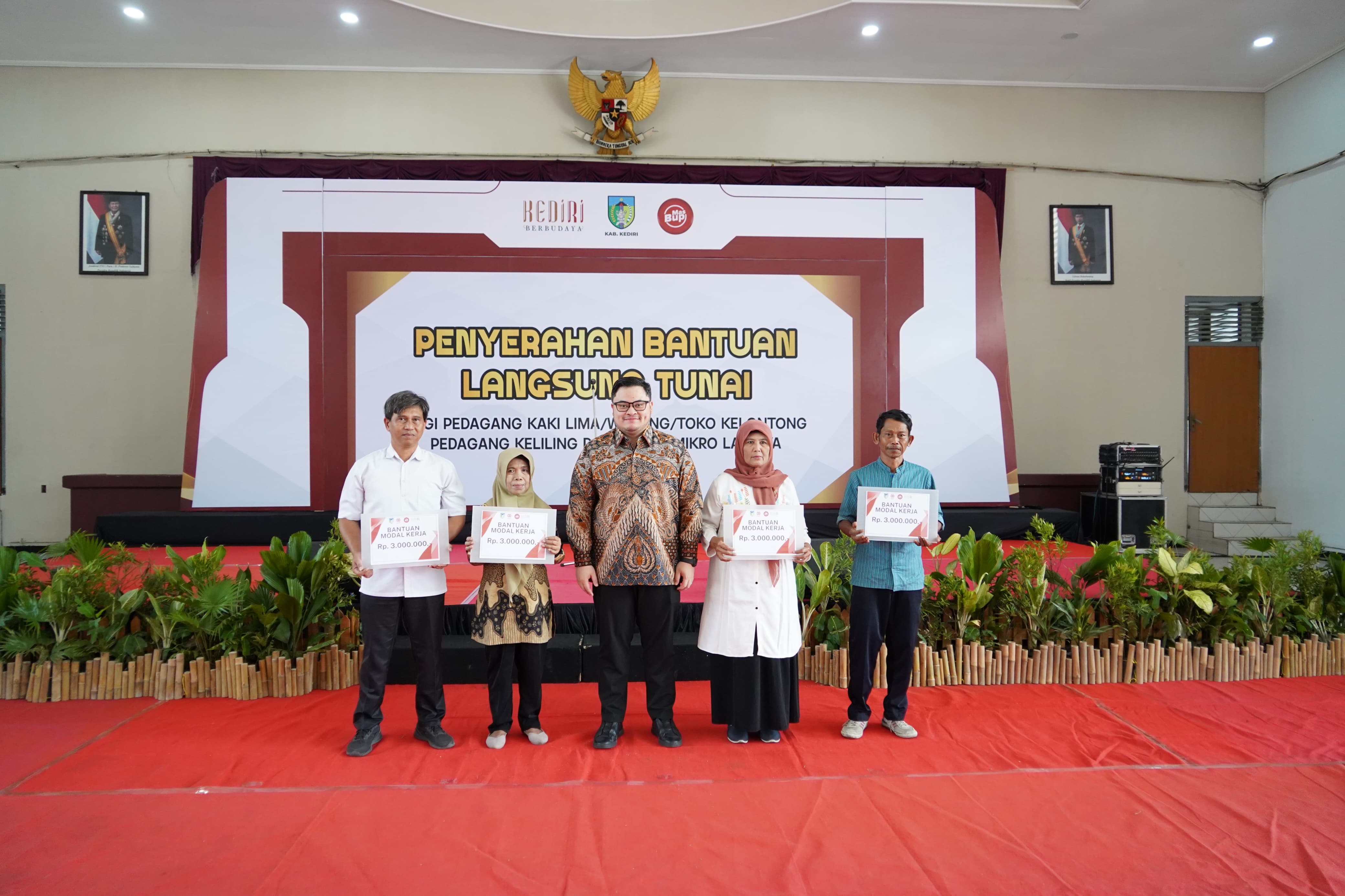 Ratusan Guru Non ASN Terima Bantuan Modal Usaha dari Mas Dhito