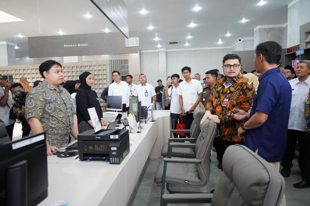 Selamat dari Kebakaran, Mas Dhito Sebut MPP Jadi Semangat Kebangkitan Pelayanan&nbsp;Publik