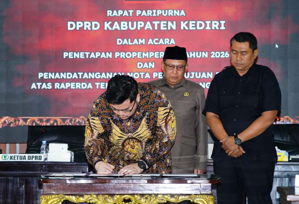 Mas Dhito Bersama Pimpinan DPRD Tandatangani Persetujuan Raperda APBD&nbsp;2026