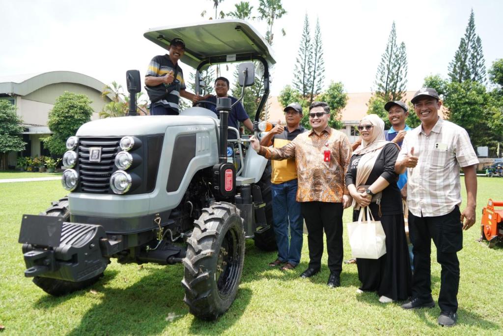 Capai Swasembada Pangan, Mas Dhito Kembali Salurkan Bantuan Alsintan dan Benih&nbsp;Padi