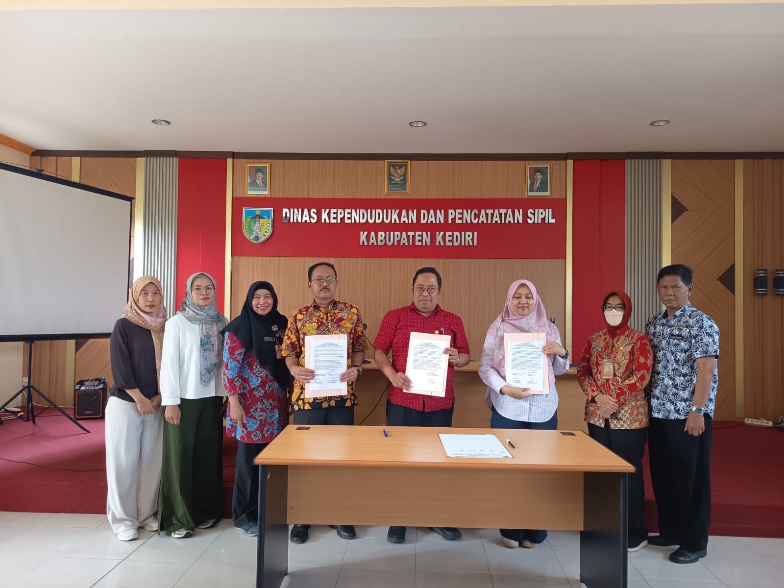 Wujudkan Transparansi, Disdukcapil Kabupaten Kediri Tandatangani Janji Tertulis