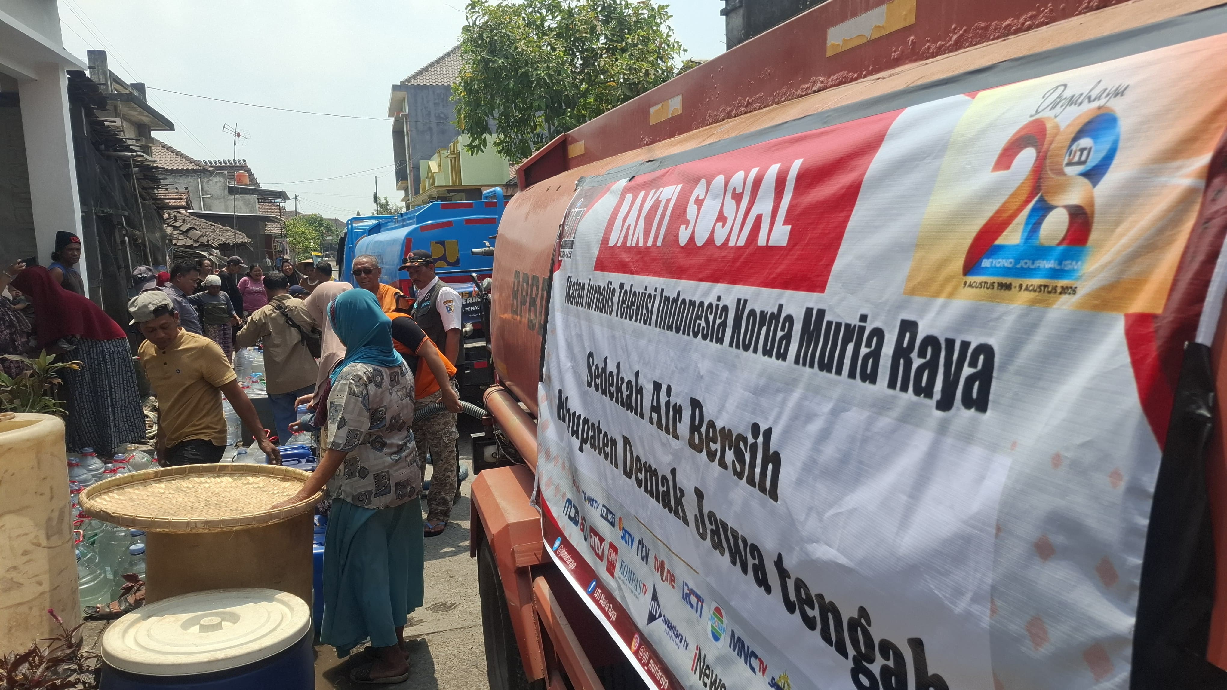 Jurnalis TV Peduli Kekeringan, IJTI Muria Raya Salurkan Air Bersih di Demak
