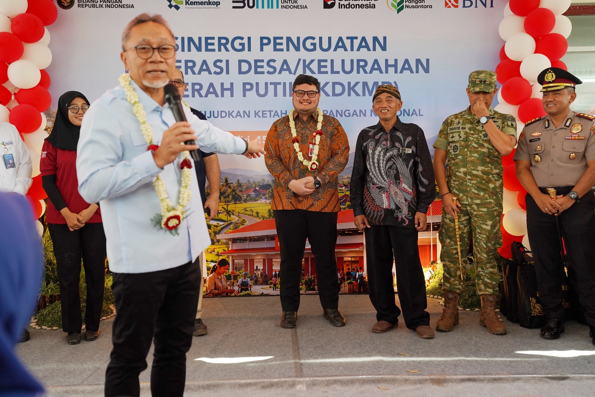 Bupati Hanindhito Himawan Pramana Ikut Dampingi Menko Pangan Tinjau KDKMP dan Pastikan Kelengkapan Administrasi di Kediri